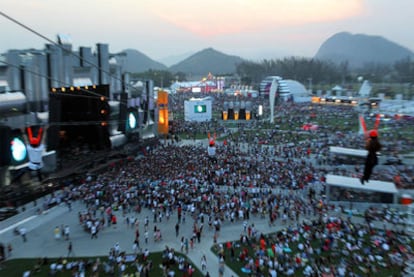 Rock in Rio empieza de nuevo a sonor en su ciudad de origen. En la imagen, una mujer se lanza en tirolina sobre el público antes del inicio de los conciertos.