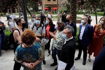 La vicepresidenta del Consell, Mónica Oltra, increpada por unos jóvenes esta mañana en Valencia.