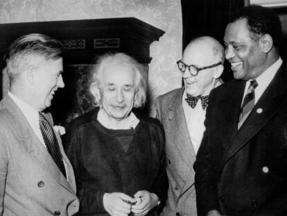 Desde la izquierda, Henry Wallace, vicepresidente en la Administración de Franklin Delano Roosevelt y candidato del Partido Progresista, Albert Einstein, Lewis L. Wallace y Paul Robeson, en 1947.