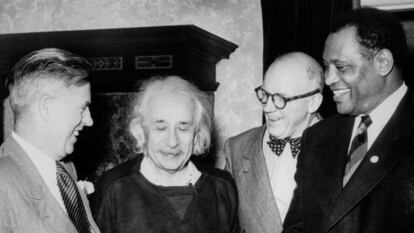 Albert Einstein con el actor, músico y activista Paul Robeson, a la derecha en la imagen.