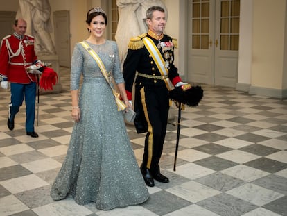 La princesa Mary y el príncipe heredero Federico de Dinamarca, en una cena de gala en el castillo Christiansborg, en Copenhagen, el 6 de noviembre de 2023.