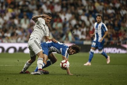 Dani Ceballos, corta el ataque de un contrario.