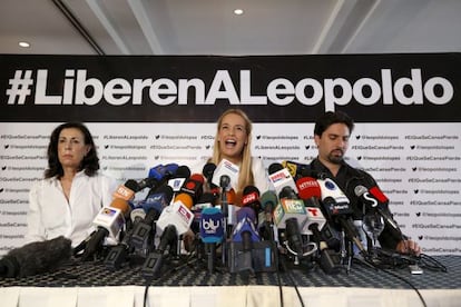 Lilian Tintori (c), wife of jailed opposition leader Leopoldo López, during a news conference.