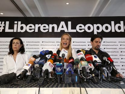 Lilian Tintori (c), wife of jailed opposition leader Leopoldo López, during a news conference.