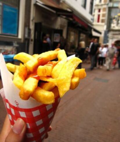 Patatas 'Oorlog' de la popular cadena FEBO, en Ámsterdam.