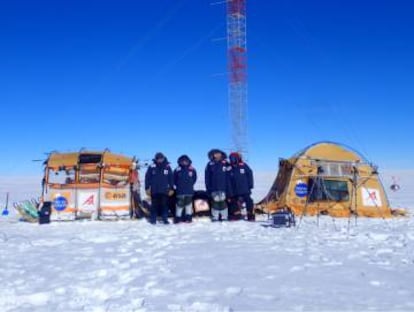 Primera foto enviada de los cuatro expedicionarios desde la expedición Antártida Inexplorada junto al Trineo de Viento, en la base Plateau Station.