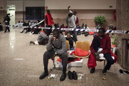 Vista general de una de las zonas de la Estación Marítima de Algeciras facilitada como lugar de espera para los migrantes rescatados.