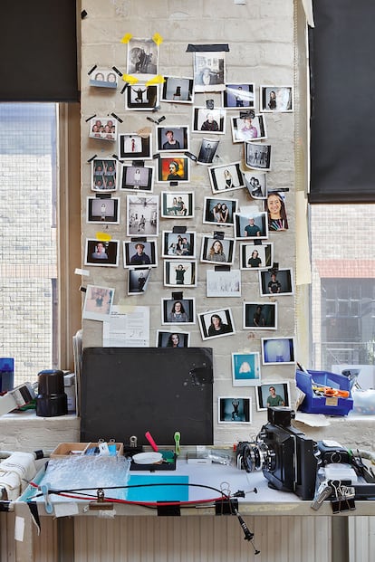 Imgenes de algunos de los rincones del estudio de Bailey. Frente a su mesa de trabajo, el fotgrafo tiene polaroids de algunas de sus sesiones.