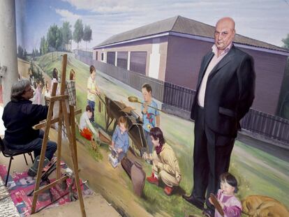 Retrato del difunto alcalde Julián Sánchez en el mural que Jesús Sandonís pinta en el Ayuntamiento de Casarrubuelos.