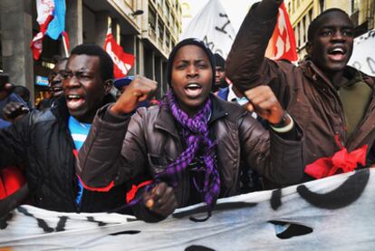 Vendedores ambulantes senegaleses se manifiestan ayer en Livorno contra el racismo.