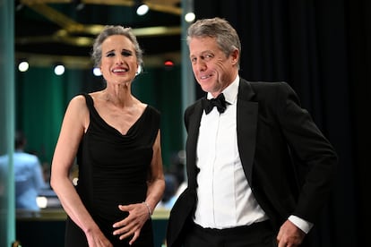 Andie MacDowell y Hugh Grant