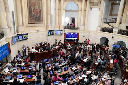 Senadores asisten a un debate en el Congreso colombiano, en Bogotá (Colombia).