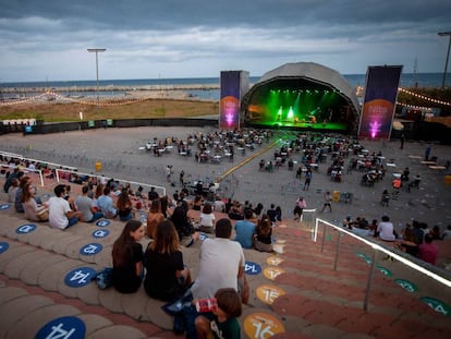 Un concert al Parc del Fòrum, amb els assitents espaiats segons les mesures covid.