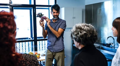 Abel Esteban, de la cooperativa Garúa, muestra una clase de cocina efímera a varios profesores en La Casa Encendida. 