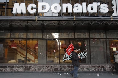 Un piquete informativo pasa frente a un restaurante de comida rápida en Gran Vía.