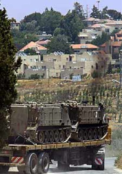 Un tanque israelí se retira hacia una base cercana a la ciudad de Belén.