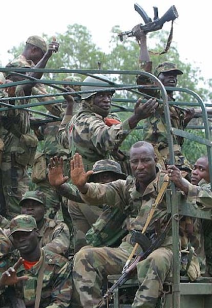 Soldados del Ejército de Costa de Marfil regresan del frente.