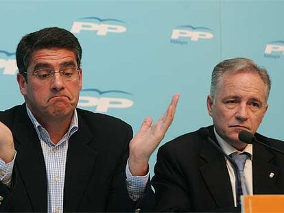 José Alberto Armijo, a la izquierda, con Joaquín Ramírez, en una conferencia celebrada ayer en Málaga.