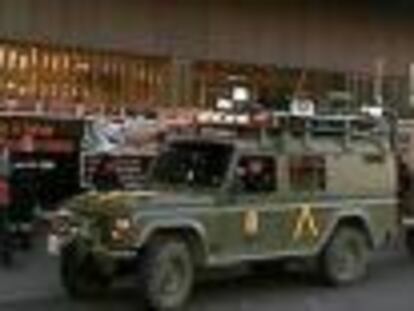 Varios vehículos de la Unidad Militar de Emergencias (UME) permanece en situación de pre-alerta en el aeropuerto de Barajas