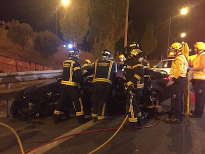 Los bomberos rescatan al conductor del Opel Insignia, que ha resultado herido menos grave.