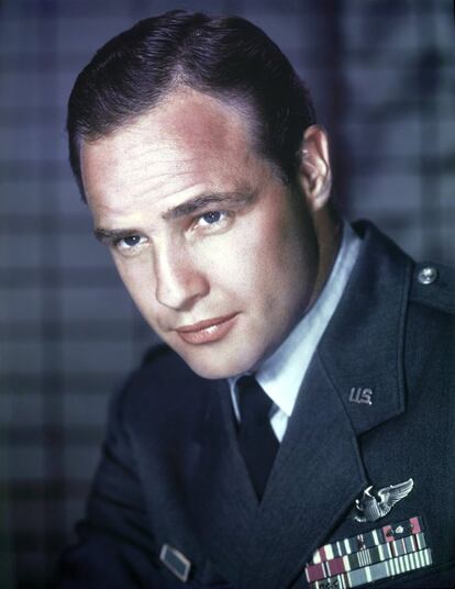 Su carrera arrancó en 1944 y, a pesar de no gustar a muchos por su imponente físico, su rostro logró convencer a varios productores y comenzó así una larga y fructífera carrera. En la imagen, Marlon Brando en la película 'Sayonara' del director Joshua Logan, en 1957.