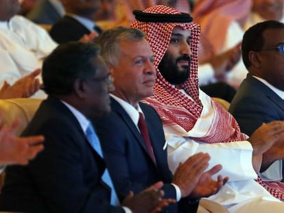 El príncipe heredero saudí, Mohamed bin Salmán (centro), este martes en Riad.