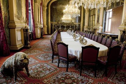 Salón de banquetes. Sobre la mesa bronces niquelados de la serie 'Möbius Corpus Inside' (de 2011) y con uno de los cerdos de la obra 'Kashan & Mughal Jail', de 2010