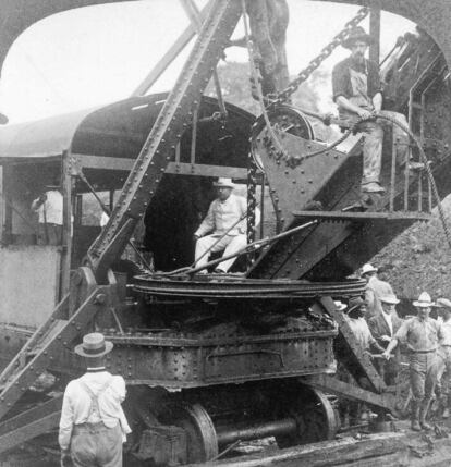 El presidente de los Estados Unidos Theodore Roosevelt, en una gr&uacute;a de vapor durante la construcci&oacute;n del canal de Panam&aacute; en 1906.