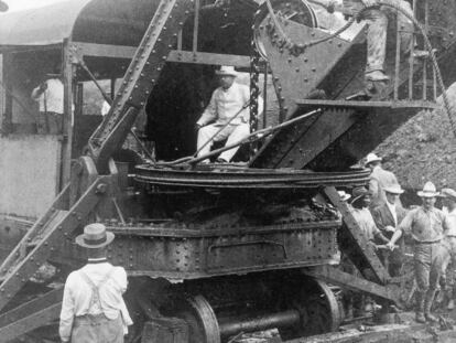 El presidente de los Estados Unidos Theodore Roosevelt, en una gr&uacute;a de vapor durante la construcci&oacute;n del canal de Panam&aacute; en 1906.