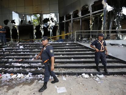 Policial em frente ao Congresso atacado em Assunção.