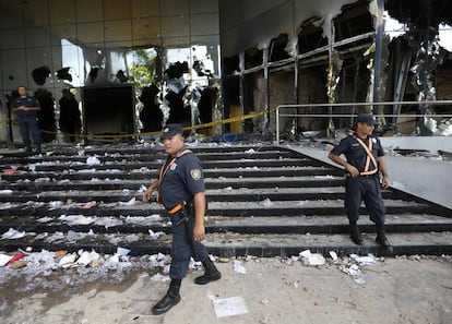 Policial em frente ao Congresso atacado em Assunção.