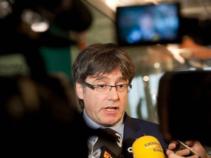 El presidente de la Generalitat, Carles Puigdemont, declara ante los medios en Cambridge (EE UU).