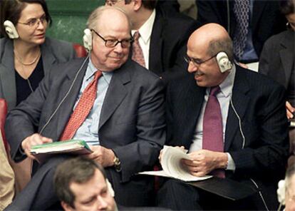 Los jefes de inspectores Hans Blix (en el centro) y Mohamed el Baradei conversan antes de presentar su informe.