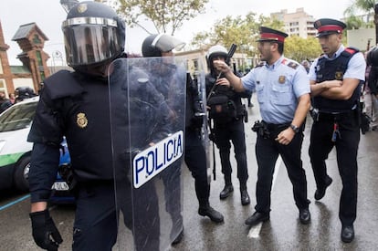 Mossos i policies discuteixen a les portes de l'institut Can Vilumara de l'Hospitalet de Llobregat.