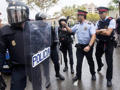 Mossos i policies discuteixen a les portes de l'institut Can Vilumara de l'Hospitalet de Llobregat.