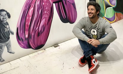 El artista mallorquín René Álvarez Mäkelä con algunas de sus obras.