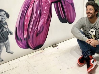El artista mallorquín René Álvarez Mäkelä con algunas de sus obras.