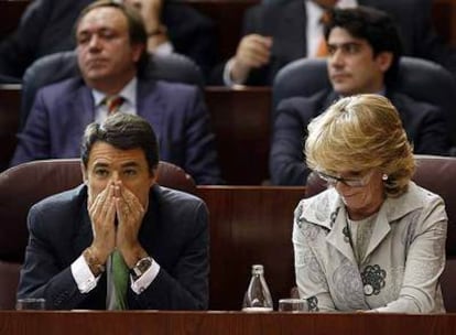 Ignacio González, vicepresidente regional, y Esperanza Aguirre, presidenta, en el pleno de ayer.