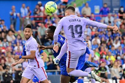 Ferran Torres intenta un remate en el partido entre el Getafe y el Barcelona.