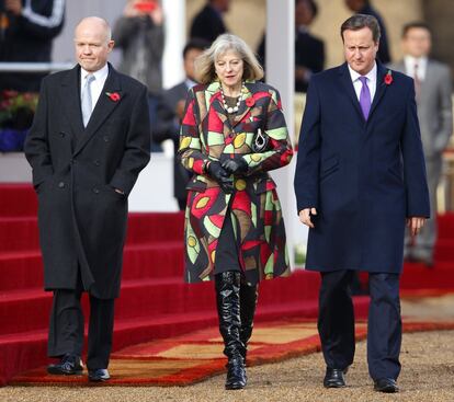 Theresa May asiste junto a William Hague, secretario de Relaciones Exteriores, y David Cameron, a la ceremonia de bienvenida al presidente de la República de Corea, Park Geun-hye, en Horse Guards Parade el 5 de noviembre de 2013 en Londres (Reino Unido). En aquel momento, May era secretaria de Relaciones Interiores del Gobierno conservador de Cameron. Tres años después, le relevaría en el cargo para dirigir el país.