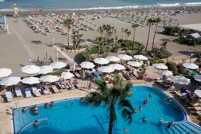 Turistas se refrescan en la piscina del Hotel Amaragua, Torremolinos.