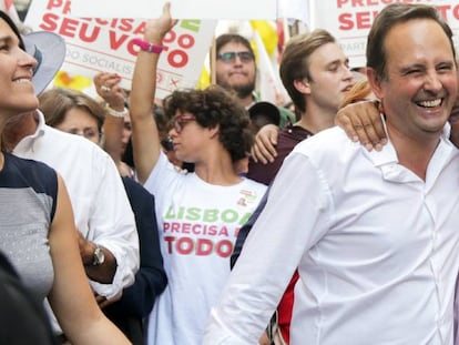 Fernando Medina, reelegido alcalde de Lisboa (a la izquierda), con su antecesor y ahora primer ministro, António Costa, en el cierre de campaña.