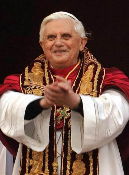 Joseph Ratzinger, Benedicto XVI, tras ser elegido Papa en 2005.