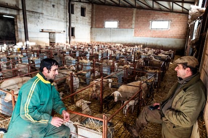 José Manuel López, agricultor y ganadero,  uno de los 10 habitantes de Almohaja, el pueblo más pequeño de Aragón, en Teruel, donde ha ganado Vox en las elecciones autonómicas del 8 de febrero.