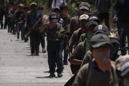 No es la primera vez que las guardias comunitarias arman y hacen desfilar a los niños de la comunidad, pero esta protesta ha sido la más numerosa hasta el momento.