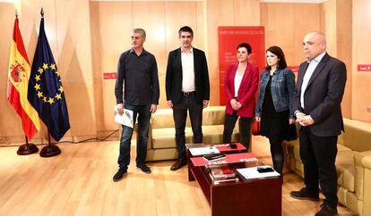 Oskar Matute, Gorka Elejabarrieta, Mertxe Aizpurua, Adriana Lastra y Rafael Simancas durante su reunión en el Congreso de los Diputados.