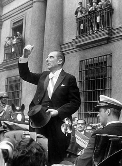 Eduardo Frei Montalva frente al palacio de La Moneda, durante su Gobierno