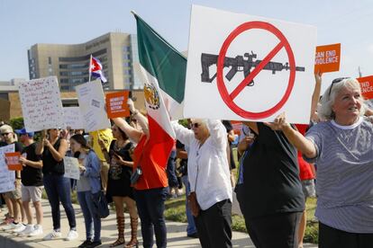 Un grupo de manifestantes contrarios a la proliferación de armas en EE UU protesta frente al hospital Miami Valley ante la visita del presidente Donald Trump a Dayton.