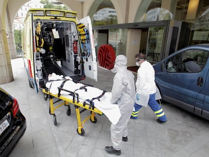 Equipo sanitario desplazado al hotel del Fuenlabrada en A Coruña para trasladar al hospital a uno de sus jugadores que se sintió indispuesto.