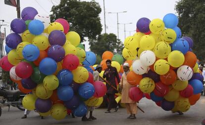 Paquistaníes venden globos tras las oraciones del Eid al-Fitr en una mezquita en Karachi, Pakistán.